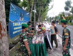 Kodim 0424/ Tanggamus melaksanakan kegiatan Ramadhan Dengan cara Membagikan takjil