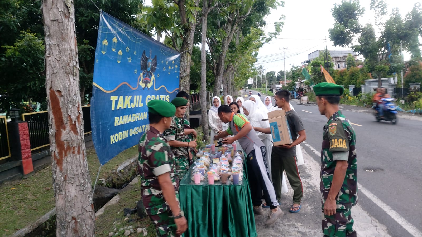 Kodim 0424/ Tanggamus melaksanakan kegiatan Ramadhan Dengan cara Membagikan takjil