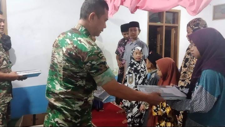 Raih Berkah Ramadhan, Koramil 0822/02 Curahdami Bagi Bagi Alquran. 