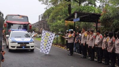 Lepas Pemudik Jateng di Bandung, Ganjar Ditemani Ridwan Kamil