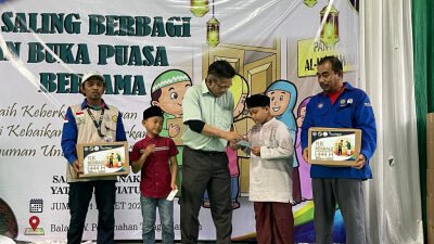 Di Bulan Suci Ramadhan, FajarPaper Bagikan Ratusan Paket Bingkisan Untuk Anak Yatim