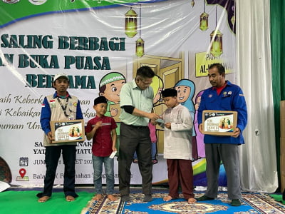 Di Bulan Suci Ramadhan, FajarPaper Bagikan Ratusan Paket Bingkisan Untuk Anak Yatim