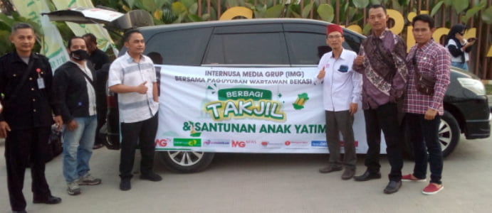 PT Internusa Media Group Bersama Paguyuban Wartawan Bekasi Berbagi Takjil Dan Santunan Anak Yatim