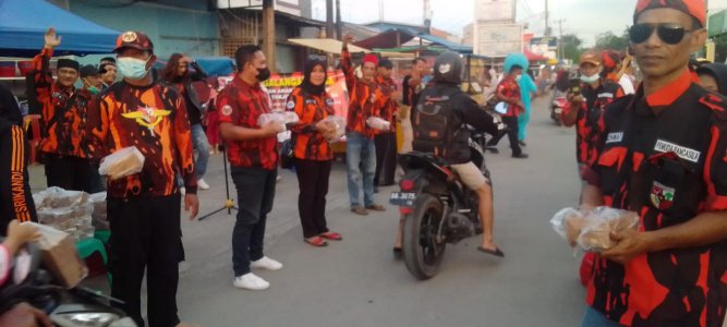 Bersama Ranting Wanajaya, PAC PP Cibitung Bagikan 400 Bungkus Takjil Ke Pengguna Jalan