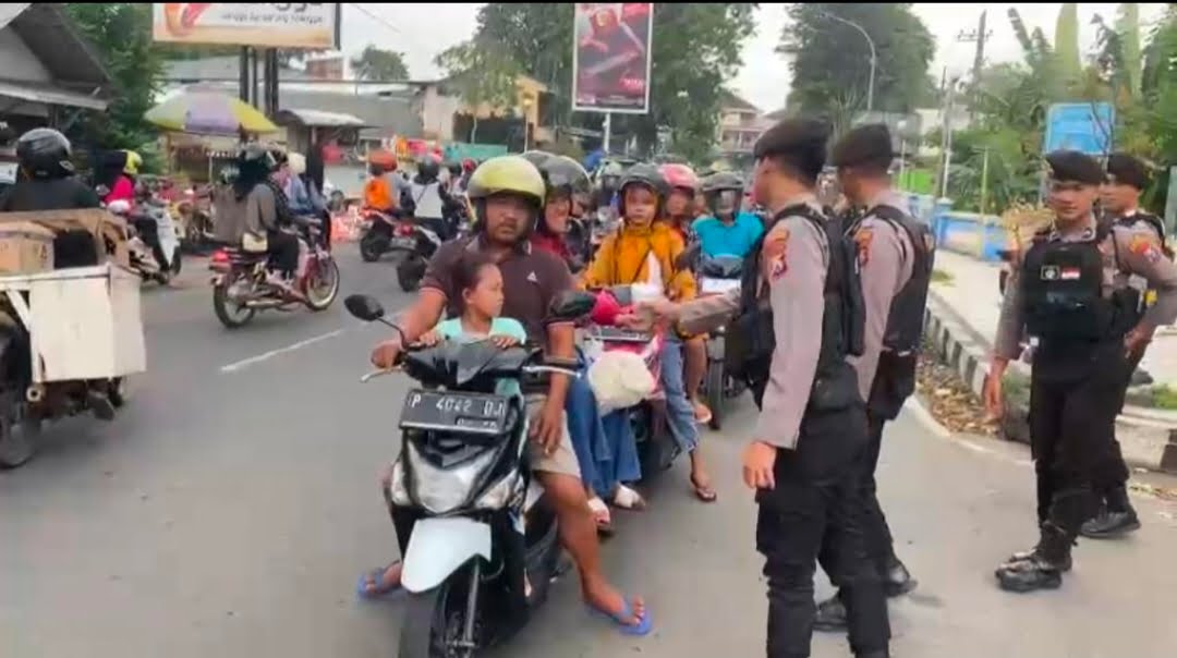 Dibulan Penuh Berkah, Sat Samapta Polres Bondowoso Bagi-bagi Takjil