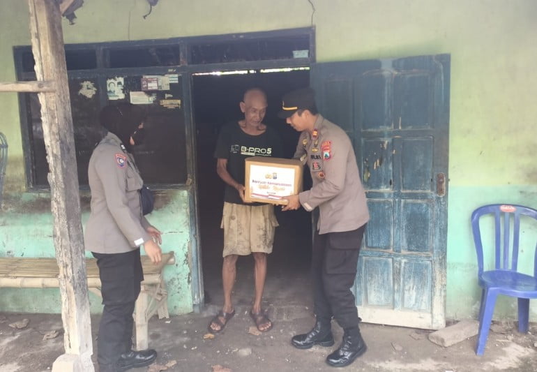 Door To Door, Polisi Di Ponorogo Salurkan Bantuan Sembako Untuk Warga Masyarakat  