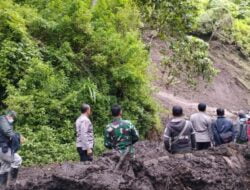 Polres Bondowoso polsek Sempol Lakukan Pembersihan di Lokasi Longsor