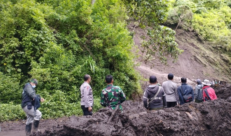 Polres Bondowoso polsek Sempol Lakukan Pembersihan di Lokasi Longsor