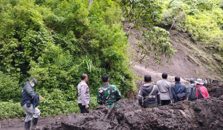 Polisi Bersama TNI Bersihkan Material Longsor di Bondowoso, Akses Menuju Sempol Kembali Lancar