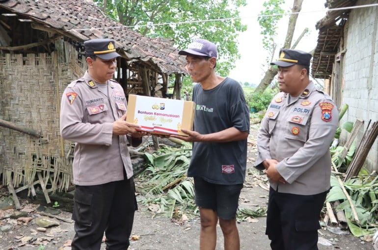 Polres Tulungagung Berikan Bantuan Sosial Untuk Warga Terdampak Angin Puting Beliung