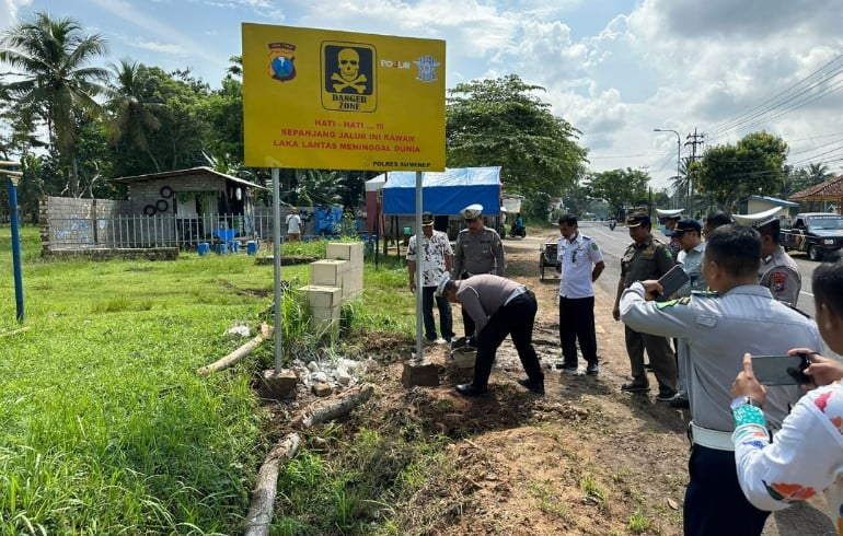 Jelang Mudik Lebaran, Polres Sumenep Pasang Papan Himbauan di Beberapa Titik Rawan Laka