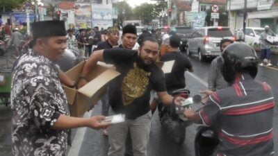 Bersama KJJT, NGO BARA Sampang Bagikan 500 Paket Takjil Kepada Pulengguna Jalan