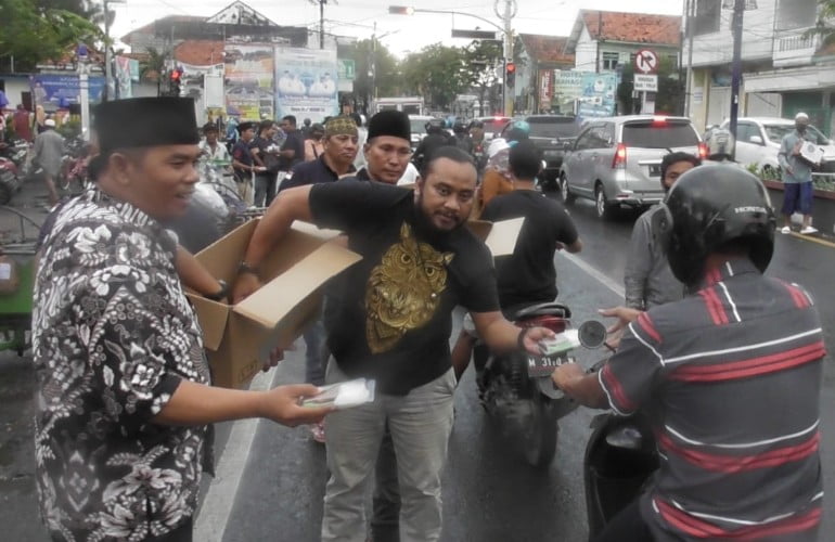 Bersama KJJT, NGO BARA Sampang Bagikan 500 Paket Takjil Kepada Pulengguna Jalan