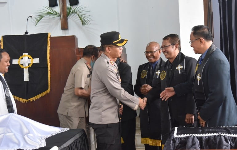 Polres Bondowoso mengamankan ibadah umat Nasrani dalam Peringatan Hari Kanaikan Isa Almasih