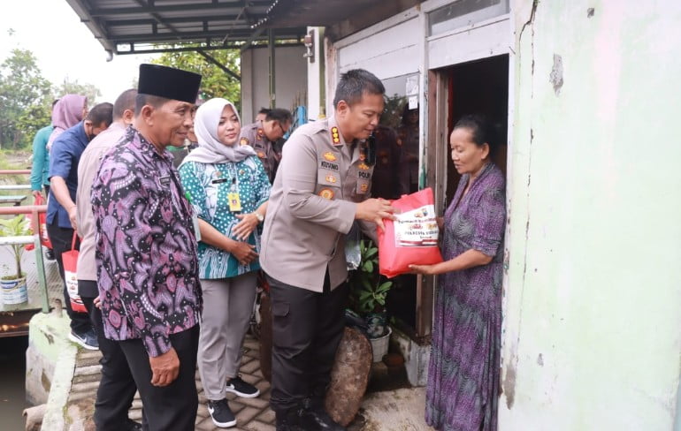 Kapolresta Sidoarjo Blusukan ke Perkampungan Sapa Warga dan Salurkan Bansos 