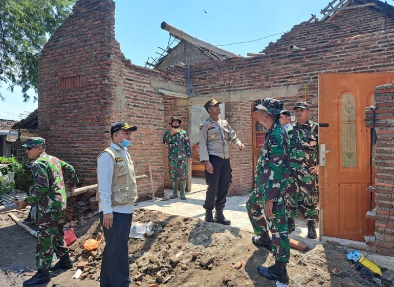 Kompak, Polisi Bersama TNI Gelar Baksos Pasca Angin Kencang di Probolinggo