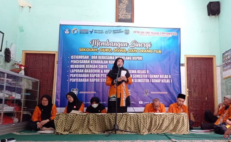 SMP 3 Bondowoso Gelar Istigosah dan Acara Sungkeman Siswa ke Ortu