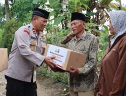 Polres Trenggalek Laksanakan Patroli Wilayah Sambil Berbagi Sembako