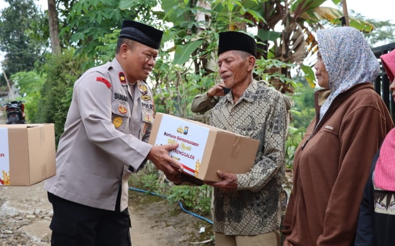 Polres Trenggalek Laksanakan Patroli Wilayah Sambil Berbagi Sembako