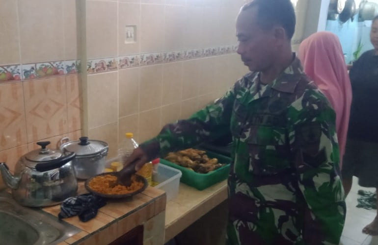 Bulan Ramadhan, Babinsa Curahdami Masak Di Panti Asuhan