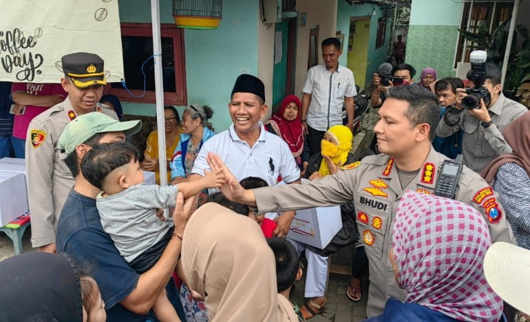 Sambangi Warga Bantaran Rel Kereta Api, Kapolresta Malang Kota Distribusikan Bantuan Kemanusiaan Untuk Negeri