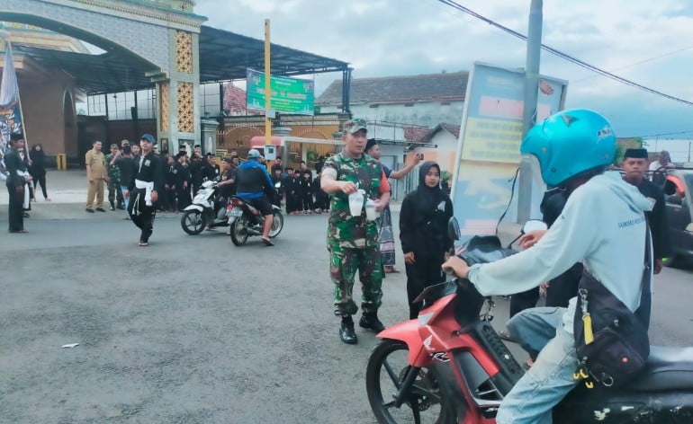 Posramil 0822/12 Sumberwringin bersama Perguruan Silat ( PSHT ) Bagi-bagi Takjil 