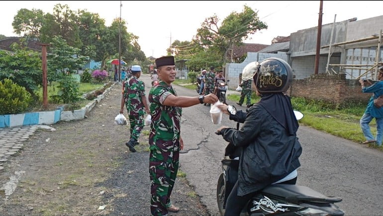 Mengharap Berkah Ramadhan Koramil 0822/03 Tegal Ampel Berbagi takjiil.