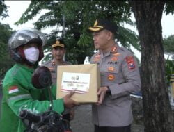 Sapa Warga, Kapolres Gresik Berbagi Paket Sembako di Bulan Ramadhan