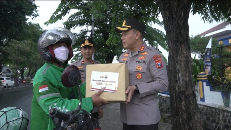 Sapa Warga, Kapolres Gresik Berbagi Paket Sembako di Bulan Ramadhan