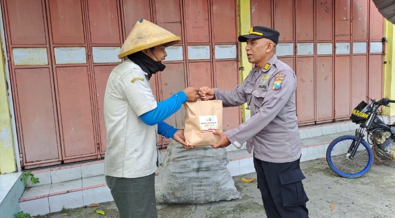 Bulan Ramadhan Polres Nganjuk Berbagi Berkah, Warga Tanjunganom Sumringah