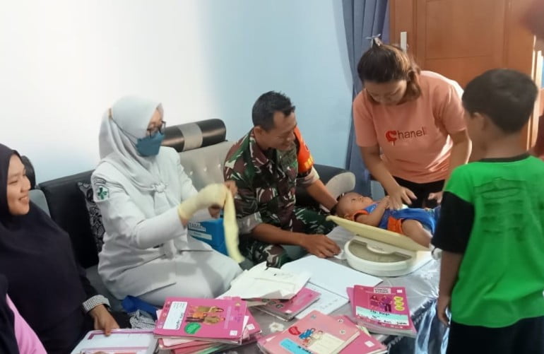 Wujudkan Balita Sehat, Babinsa Grujugan Dampingi Petugas Berikan Layanan Posyandu