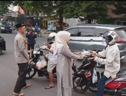 Kapolres Bondowoso Bagi-bagi Takjil Menjelang Berbuka Puasa