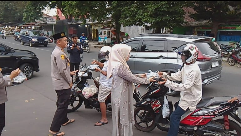 Kapolres Bondowoso Bagi-bagi Takjil Menjelang Berbuka Puasa