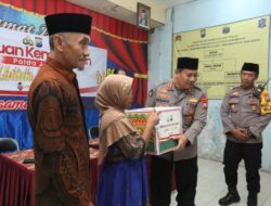 Bidhumas dan Bidkum Polda Jatim Berbagi 100 Paket Sembako Untuk Warga Morokrembangan