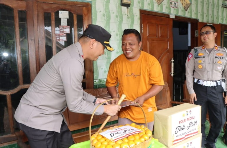 Polisi Kembali Berikan Tali Asih Untuk Keluarga Aremania di Tulungagung