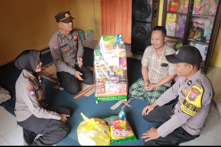 Polisi Kembali Berikan Bantuan Untuk Keluarga Aremania di Jember