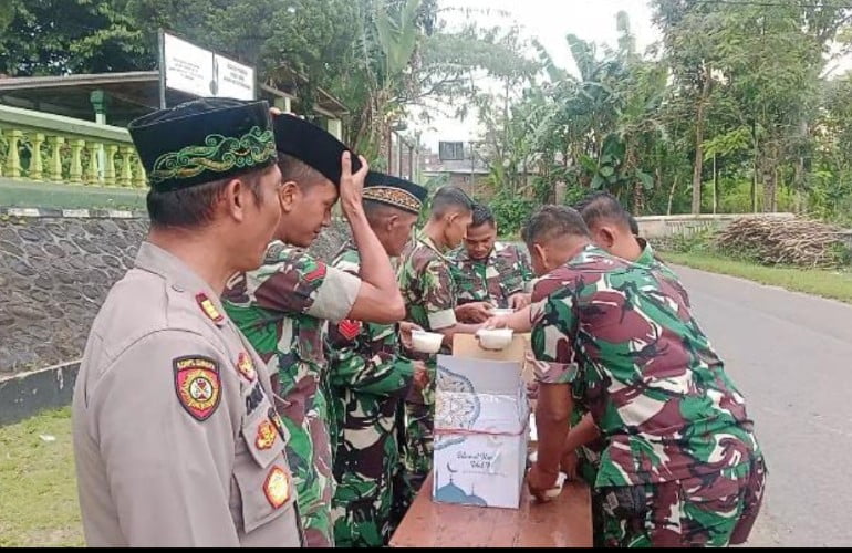 Berbagi Takjil, Kolaborasi Koramil 0822/02 Curahdami Dan Polsek Curahdami Serta KSP Multi Daya Sentosa