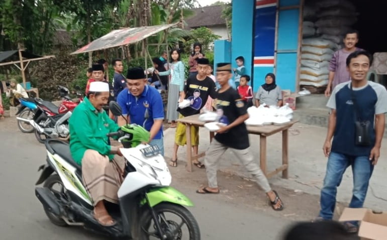 Caleg Dari Partai Nasdem Dapil 3 H. Andi Muh. Zuhdy Berbagi Ratusan Takjil Gratis.