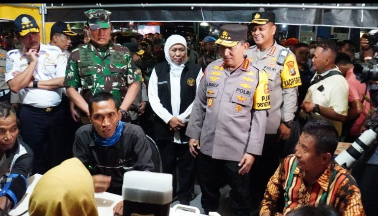 Kapolri bersama Panglima TNI Tinjau Pos Pelayanan Terpadu di Terminal Purabaya Jawa Timur