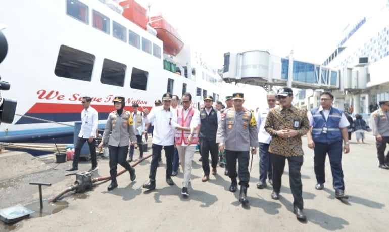 Kapolri Tinjau Pelabuhan Tanjungperak, Pastikan Pemudik Aman dan Nyaman