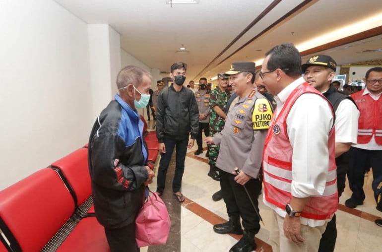 Kapolri Tinjau Bandara Juanda, Minta Pemudik Lapor ke Posko Jika Ada Keluhan