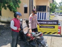 Polres Situbondo Layani Tambal Ban dan BBM Gratis Khusus Pemudik