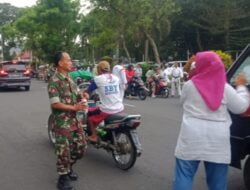 Penghujung Ramadhan, Serka Juwiyanto Bagi-Bagi Takjil Gratis