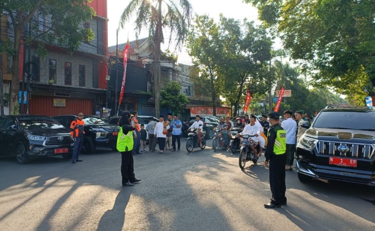 Indahnya Toleransi, Polisi dan Pemuda Gereja Amankan Salat Idul Fitri 1444 H di Malang