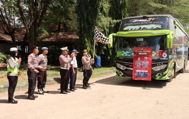 Polres Sumenep Berangkatkan Dua Bus Balik Mudik Gratis  