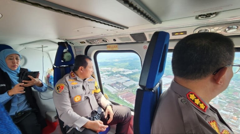 Kapolda Jatim Bersama Forkopimda, Pantau Arus Lalin dari Udara