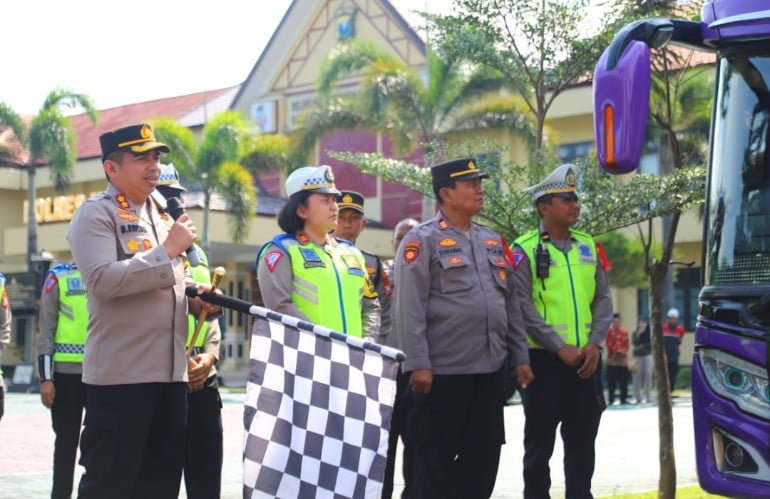 Polres Magetan Berangkatkan Dua Bus Balik Mudik Gratis  