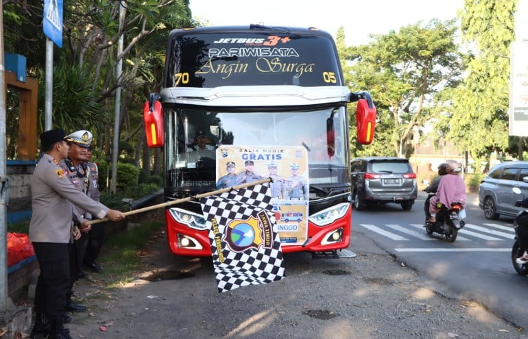 Kapolres Probolinggo Berangkatkan Dua Bus Balik Mudik Gratis 