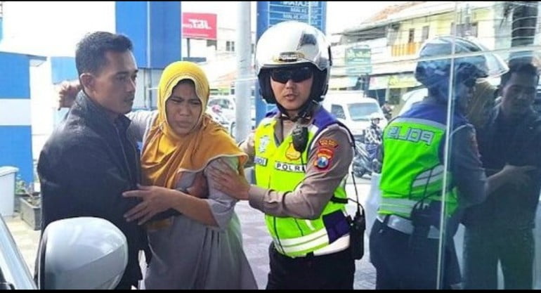 Heroik, Polisi di Malang Bantu Evakuasi Ibu Hendak Melahirkan di Tengah Kepadatan Arus Mudik 