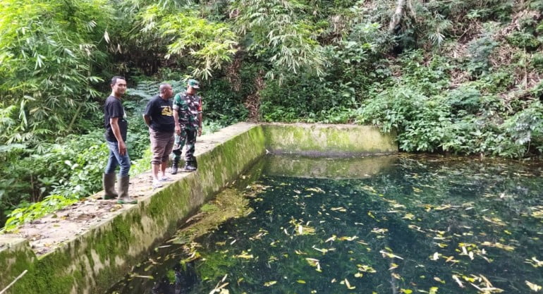 Babinsa Posramil Ijen Dan Warga Cek Sumber Air Bersih